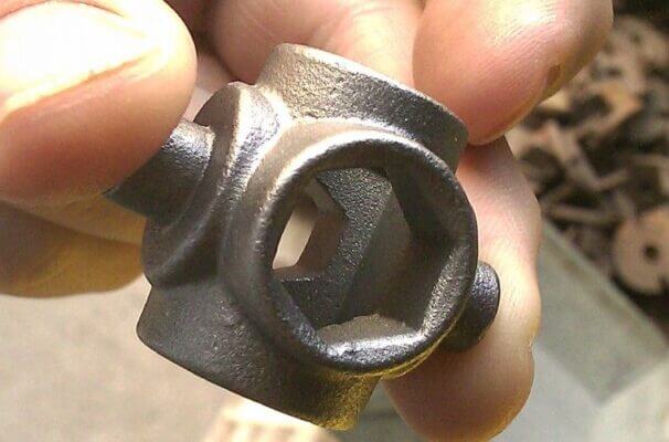 Precisionsgjutna metalldetaljer — industriella komponenter i järn och aluminium