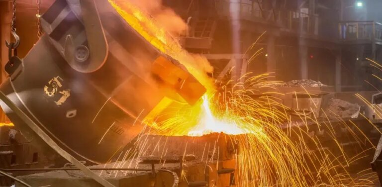 Smält metall hälls i en gjutform